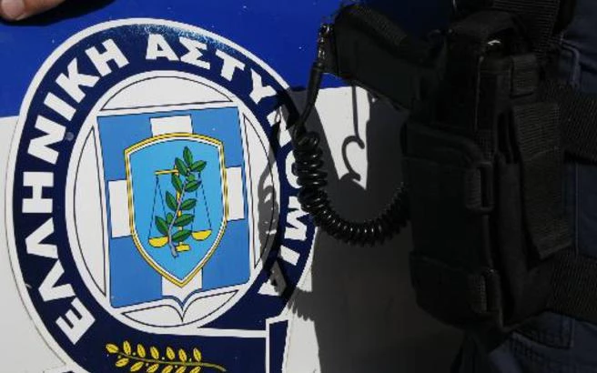 Σε εξέλιξη η έρευνα για διακινητή που εγκατέλειψε όχημα με μετανάστες στην Πιερία